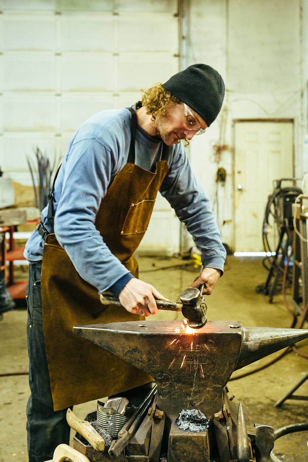 blacksmith-at-the-anvil-making-shark-knife